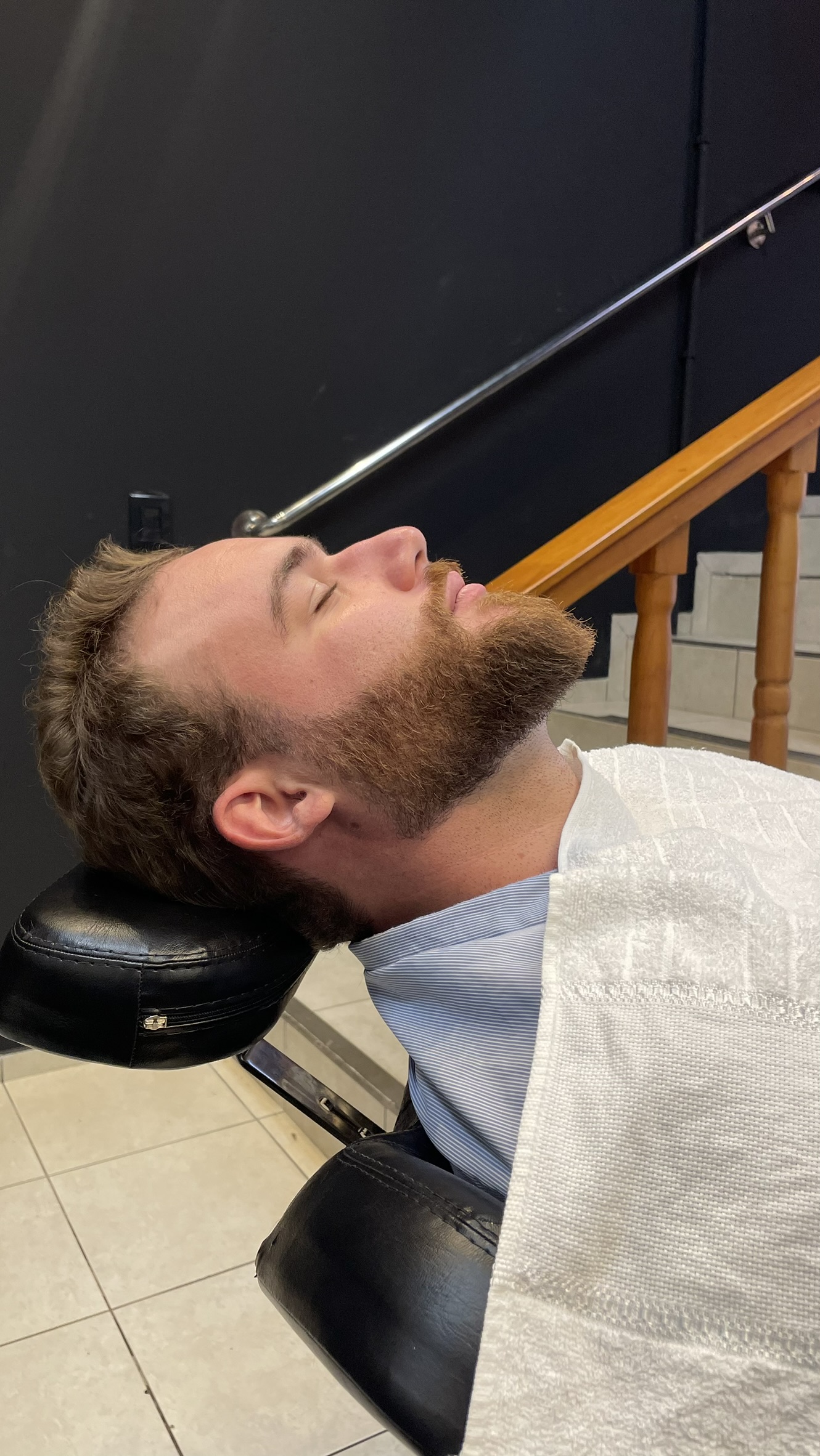 Atendimento de barba com navalha